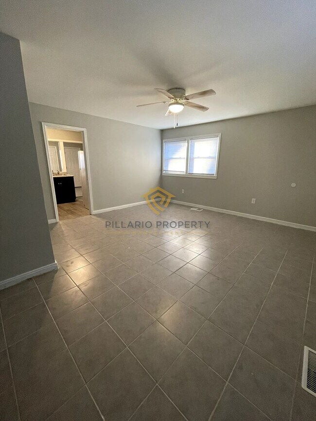 Foto del edificio - Updated  Lawrence, 3 Bedroom, 1 Bathroom R...