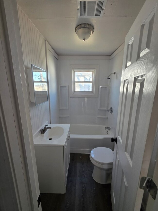 Building Photo - LIMITED TIME**NO APPLICATION FEE**1/2 OFF DEPOSIT**