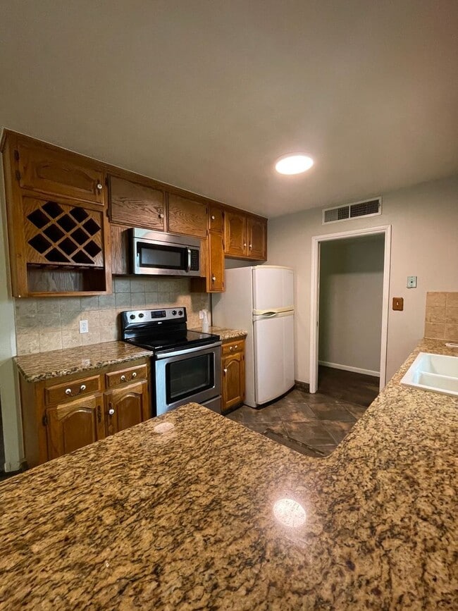 Building Photo - 4014 E Fedora Ave