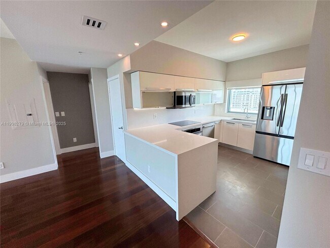 Building Photo - 601 NE 36th St