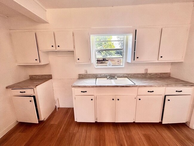 Building Photo - AFFORDABLE DUPLEX IN RAYNE!
