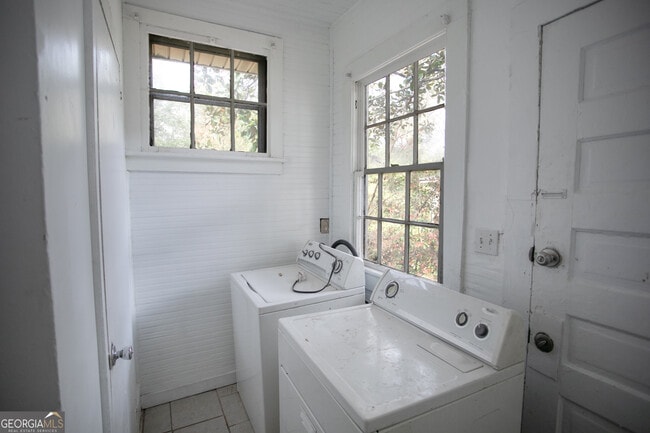 Building Photo - 402 Boulevard St