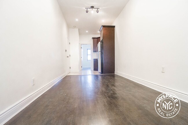 Foto del edificio - 987 Wyckoff Ave