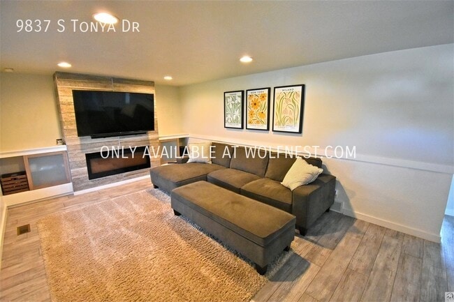 Building Photo - Sensational 4 Bedroom Sandy Home! No Depos...