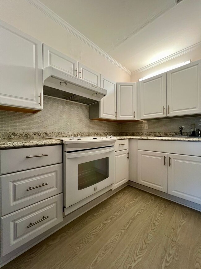 Building Photo - Spacious 1Bed 1Bath 1Parking Stall With La...