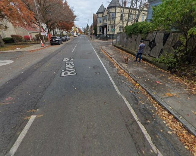 Building Photo - 208 River St