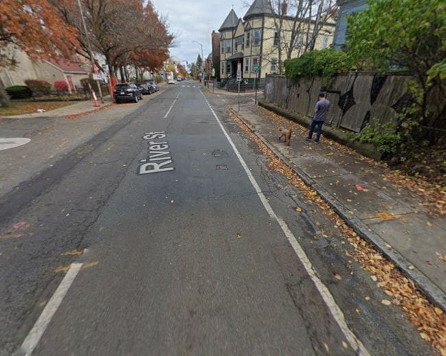 Building Photo - 208 River St