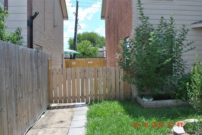 Building Photo - 12700 Leader St