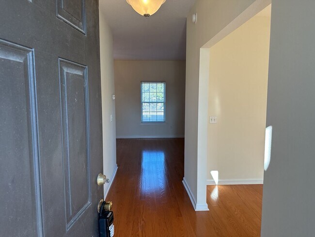 Building Photo - 10 Evergreen Oak Dr