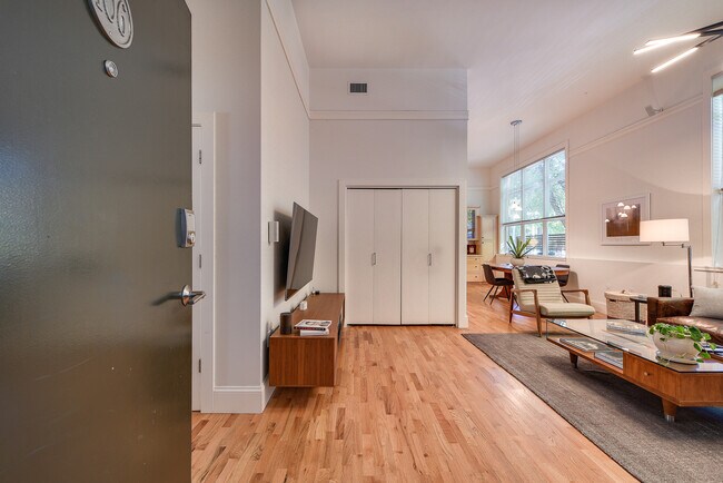 Entrance - 1009 NW Hoyt St