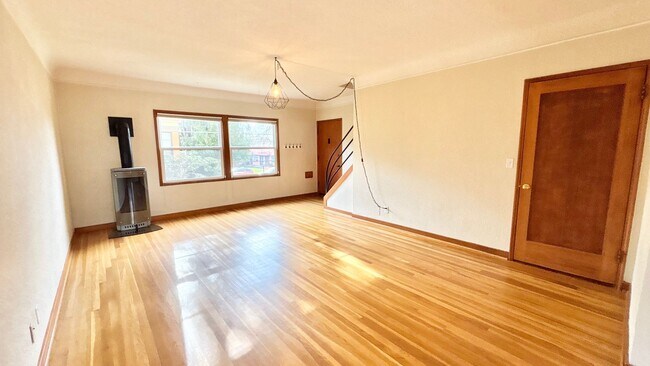 Building Photo - Modern Comfort in the Heart of Hosford Abernethy!