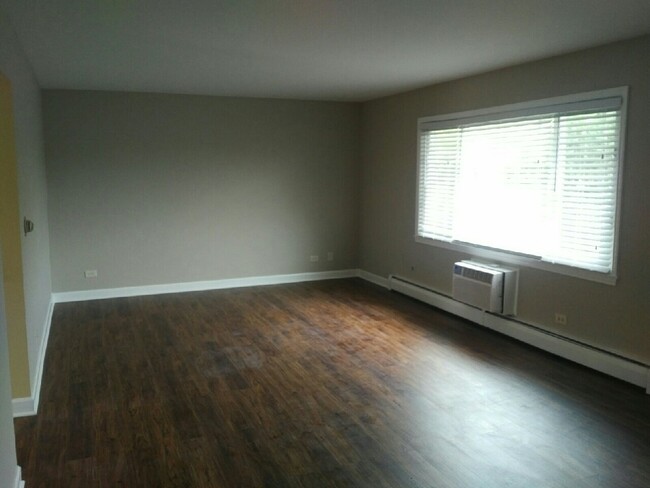 Living Room - 956 Shermer Rd