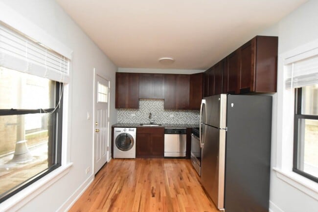 Building Photo - 817 Elm St