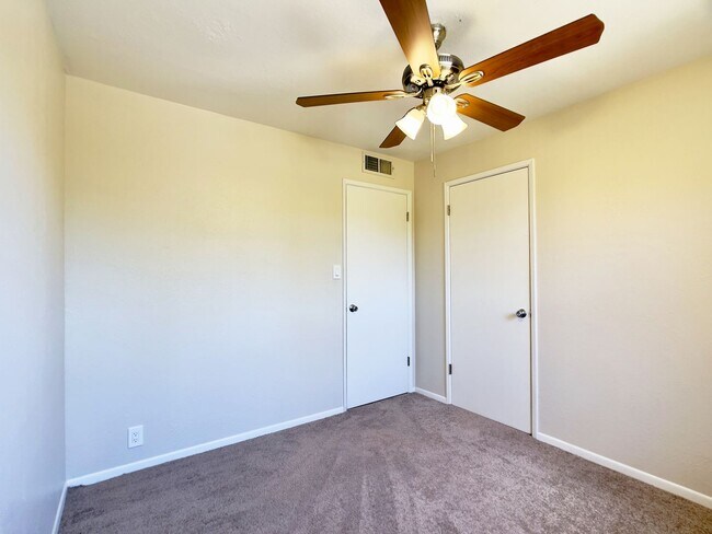 Foto del edificio - 1913 E El Parque Dr