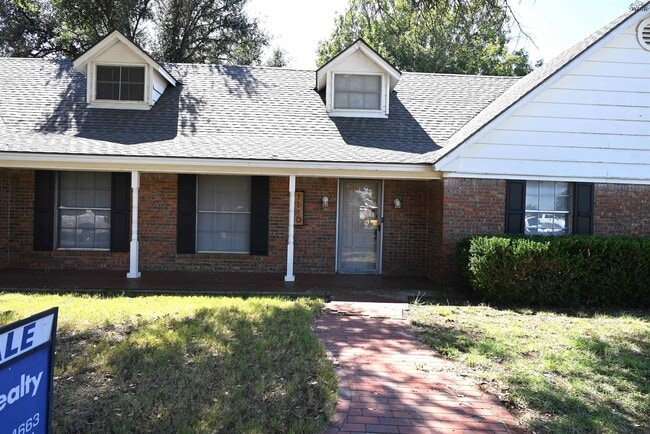 Foto del edificio - 1110 Rosemary Dr