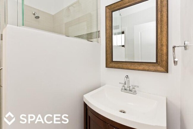 Building Photo - bedroom in Chicago IL 60630