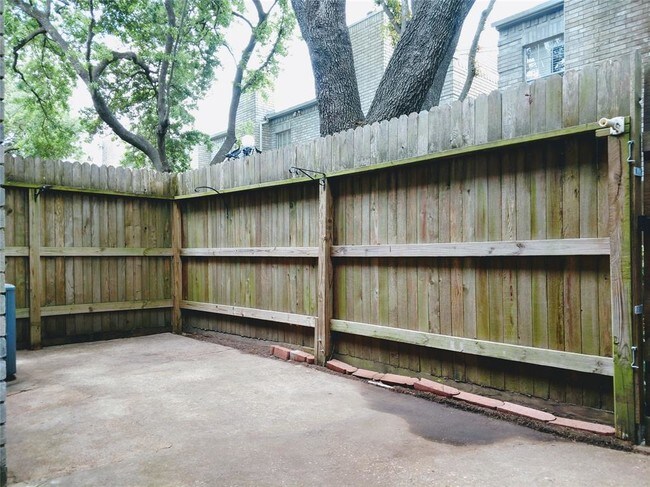 Foto del edificio - 17489 Red Oak Dr