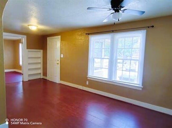 Foto del edificio - 823 16th Ave NW