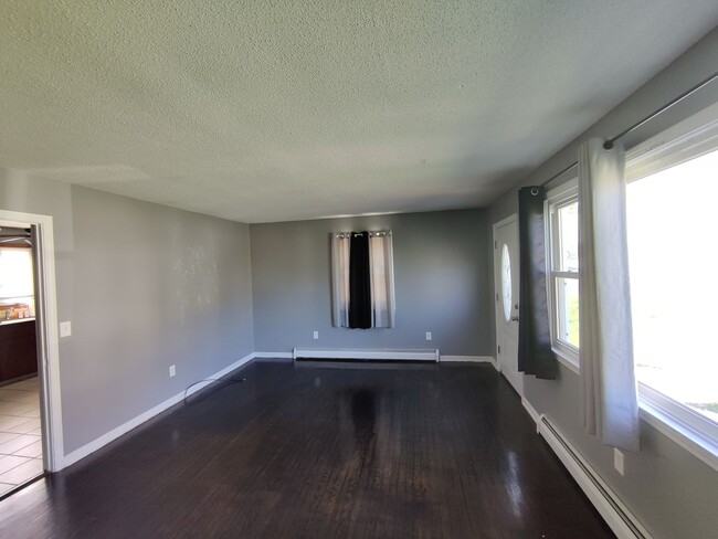 Building Photo - BEAUTIFUL Waterbury Cape w/ 4 Bedrooms, 2 ...