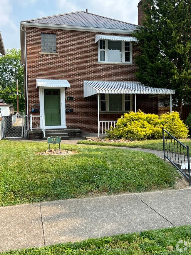 Building Photo - 842 12th Ave