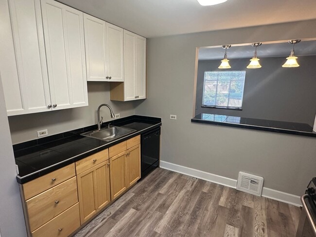 Foto del edificio - Fantastic 4 Bed 2 Bath 2 living rooms - Available 4/10/26