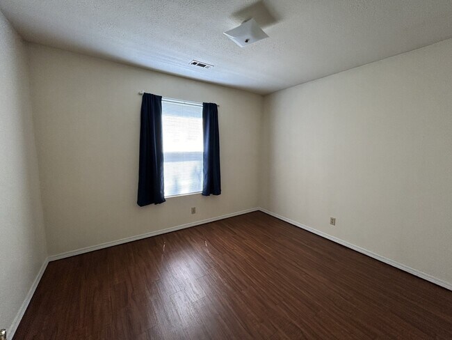 Foto del edificio - 481 Village Ln