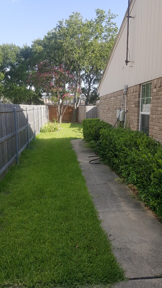 Building Photo - 634 Woodhaven Pl