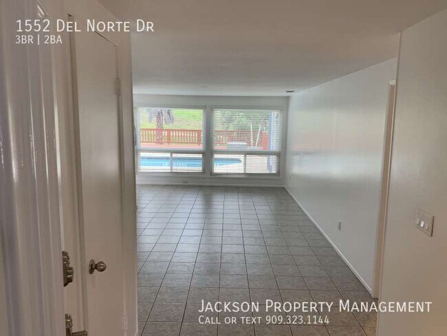 Building Photo - Spacious home with pool and golf course vi...