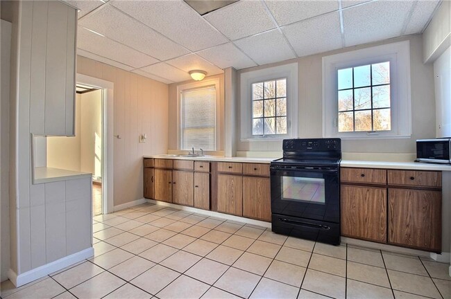 Building Photo - 19 1/2 Greenman Ave