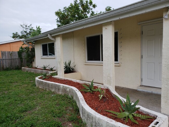 Foto del edificio - 820 Pineland Ave