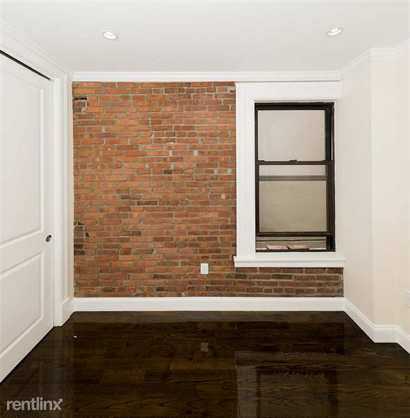 Building Photo - 212 E 95th St