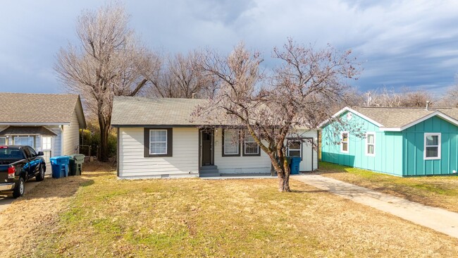 Building Photo - Check out this 2 bedroom home!