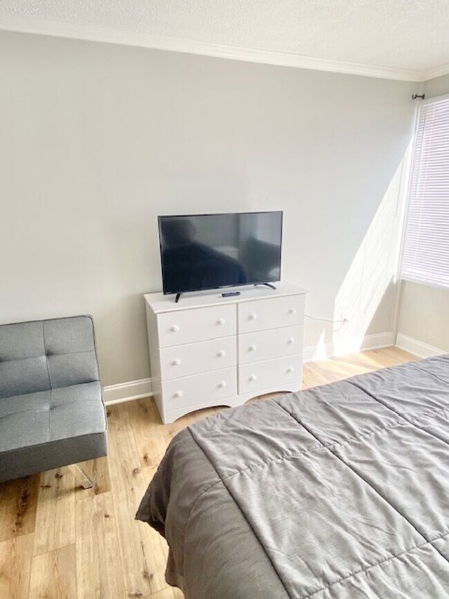 Foto del edificio - University Towers #301 -$1290/month  FURNISHED studio within walking distance to UTK, Fort Sander...
