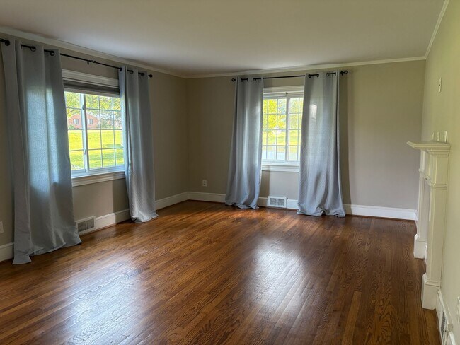 Building Photo - 3 Bedroom, 3 Bathroom House in Winston-Salem!
