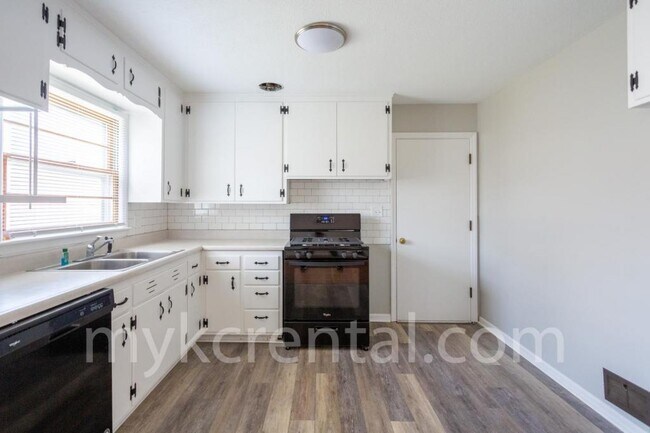 Building Photo - 6020 W 54th St