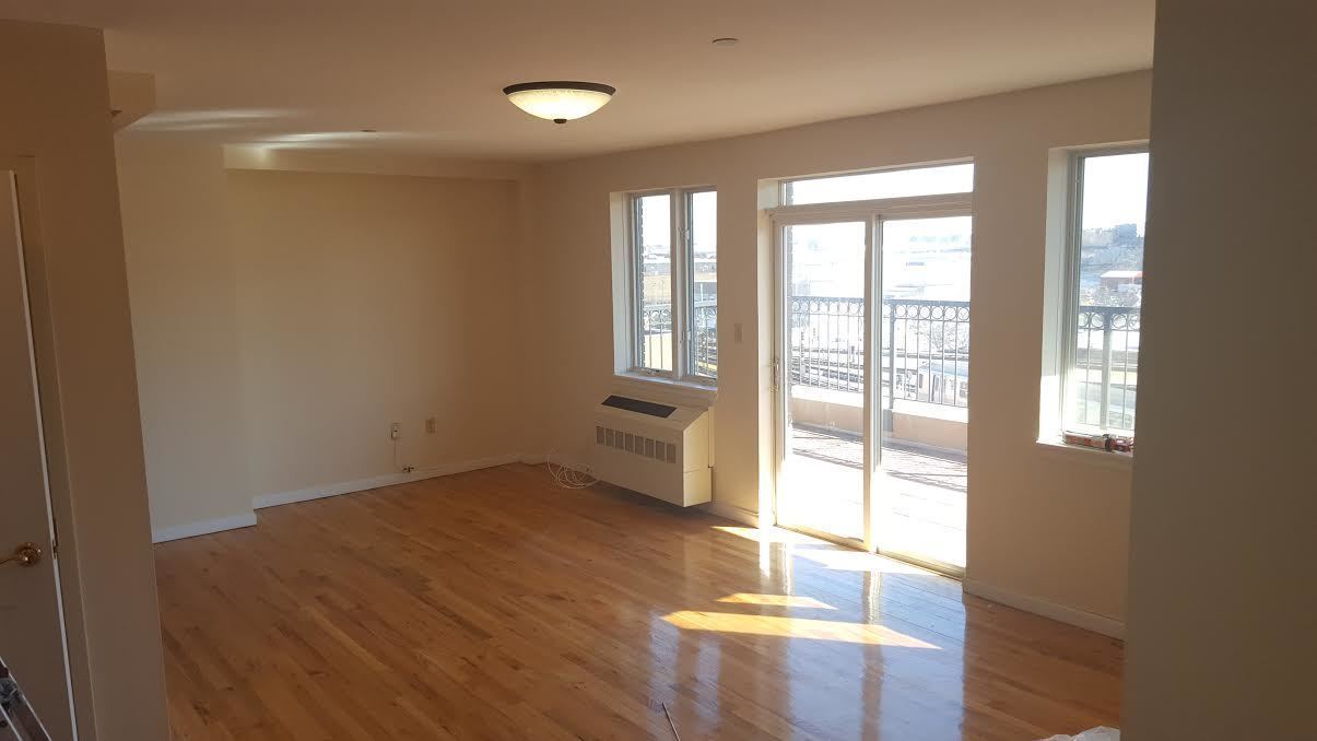 Foto principal - 2868 Stillwell Ave