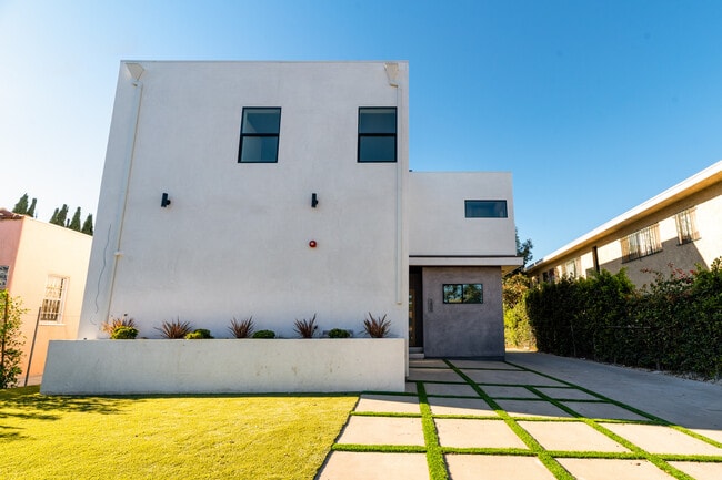 Photo - 1805 S Longwood Ave Townhome