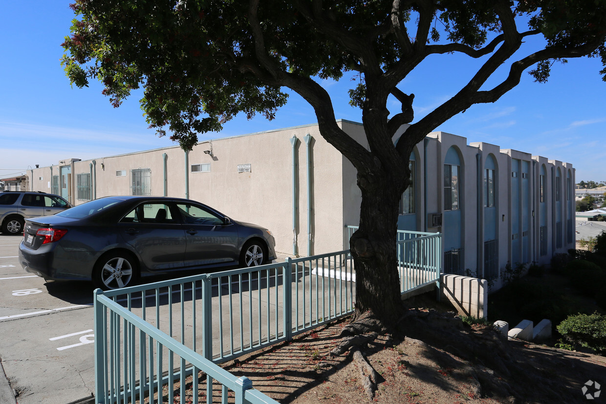 Primary Photo - Golden Crest Apartments