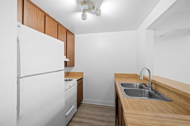 Building Photo - Top-Floor 1-Bedroom Condo with Vaulted Ceilings and Private Balcony