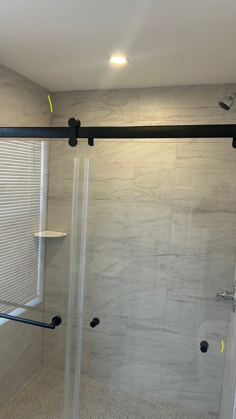 Tiled Bathrooms - 3050 N Hemberger St