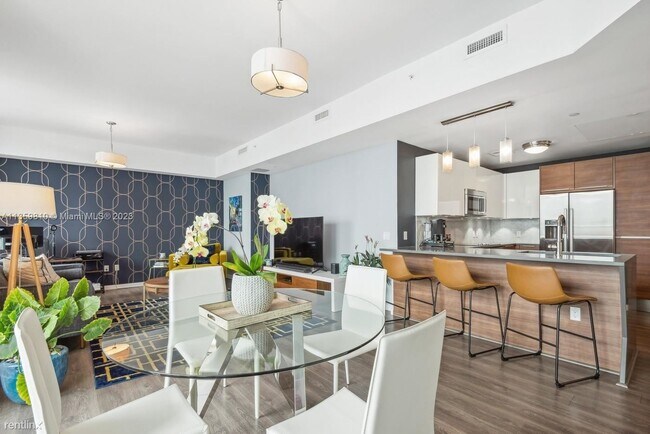 Building Photo - 1 br, 1 bath Condo - 601 NE 27th St Beauti...