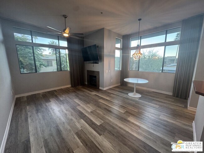 Foto del edificio - 810 E Palm Canyon Dr