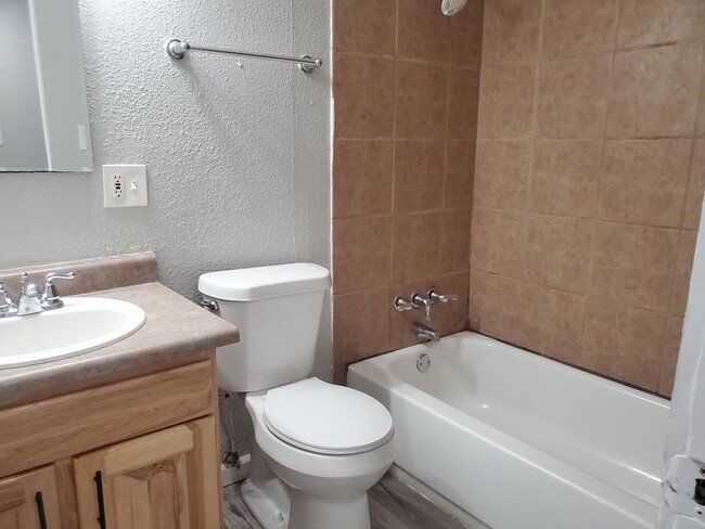 Building Photo - 423 E Fountain Pl