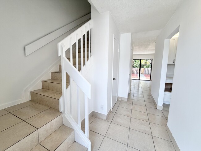 Building Photo - 799 Hill Dr