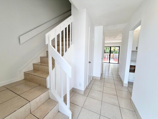 Foto del edificio - 799 Hill Dr