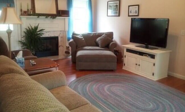 Foto del edificio - Charming 3-Bedroom Home with 2 Full Baths ...