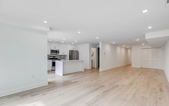 Building Photo - Luxurious 2-Bedroom Apartment Located in L...