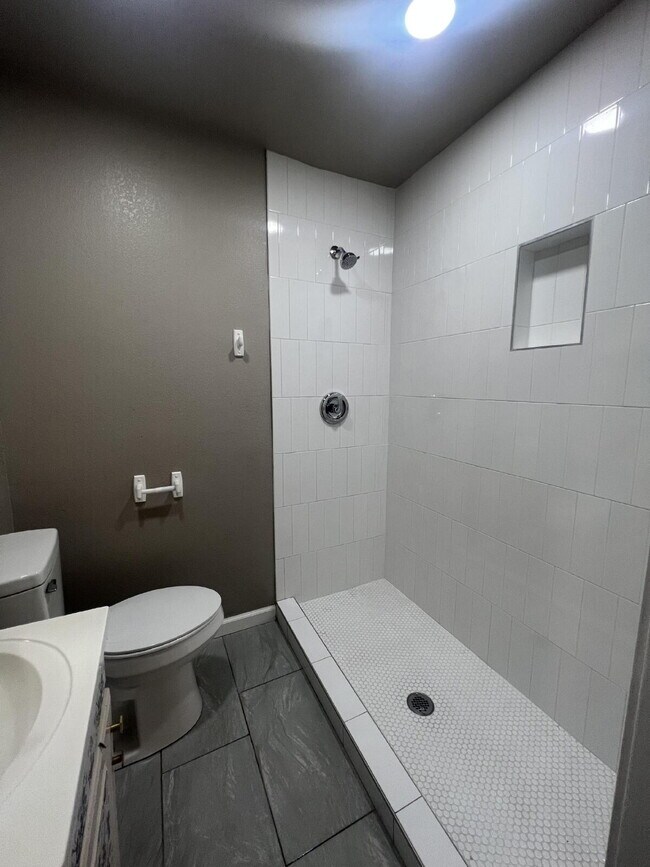 Foto del edificio - 4 Bedroom/2 Bathroom with 2 Living Rooms!
