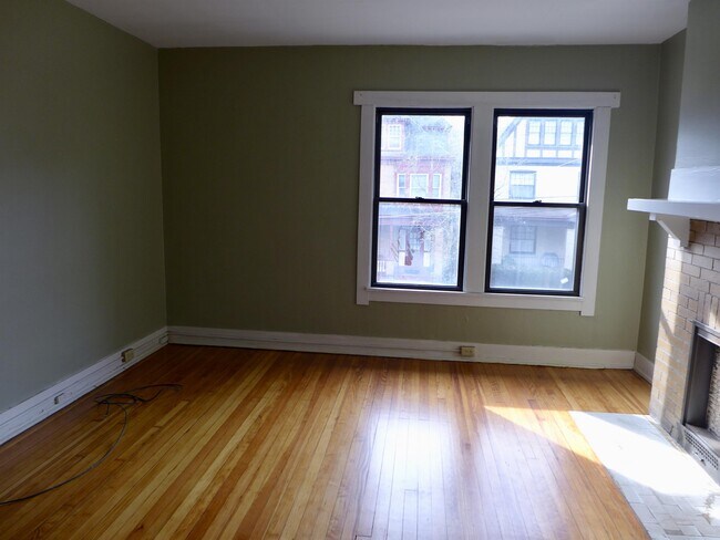 Building Photo - 302 Barnes St