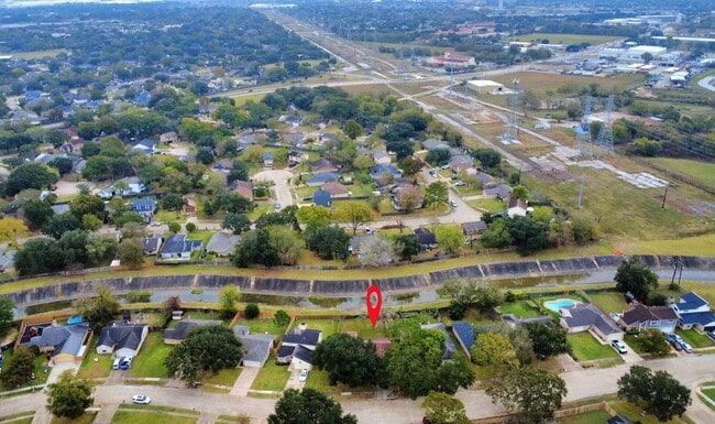 Building Photo - 527 Oakdale Dr